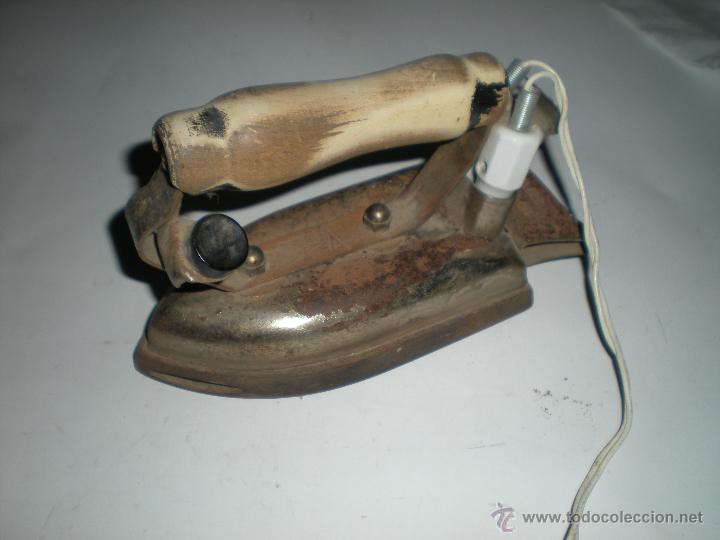 Antig&uuml;edades: Plancha el&eacute;ctrica con mango madera 18x7cm con cable - Foto 4