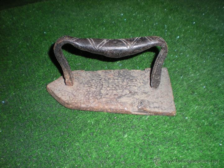 Antig&uuml;edades: Plancha con mango repujado o labrado 16x8x9cm - Foto 1