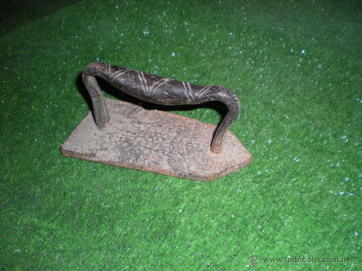 Antig&uuml;edades: Plancha con mango repujado o labrado 16x8x9cm - Foto 2