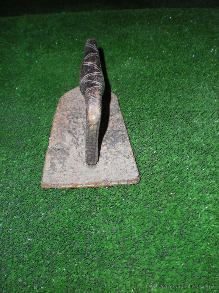Antig&uuml;edades: Plancha con mango repujado o labrado 16x8x9cm - Foto 4