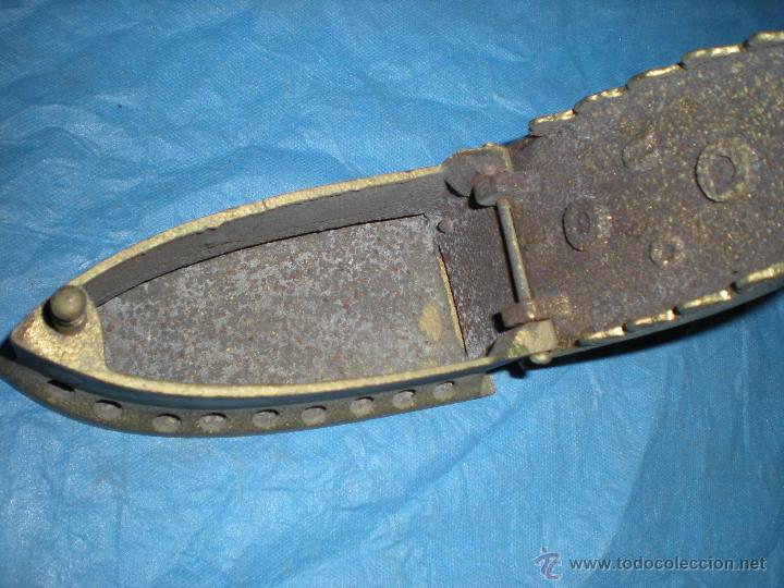 Antig&uuml;edades: Plancha carb&oacute;n mango de cuero 20x9x17cm - Foto 5