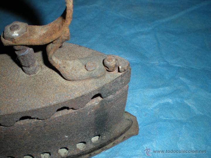 Antig&uuml;edades: Plancha carb&oacute;n con base 24x9x18cm - Foto 3