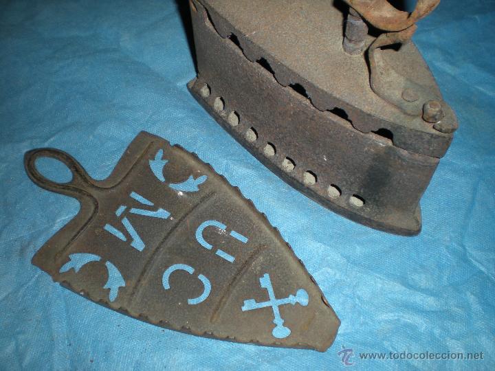 Antig&uuml;edades: Plancha carb&oacute;n con base 24x9x18cm - Foto 5