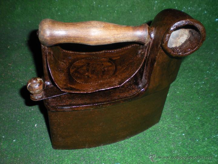 Antig&uuml;edades: Plancha carb&oacute;n mango de madera 22x10x20cm - Foto 1