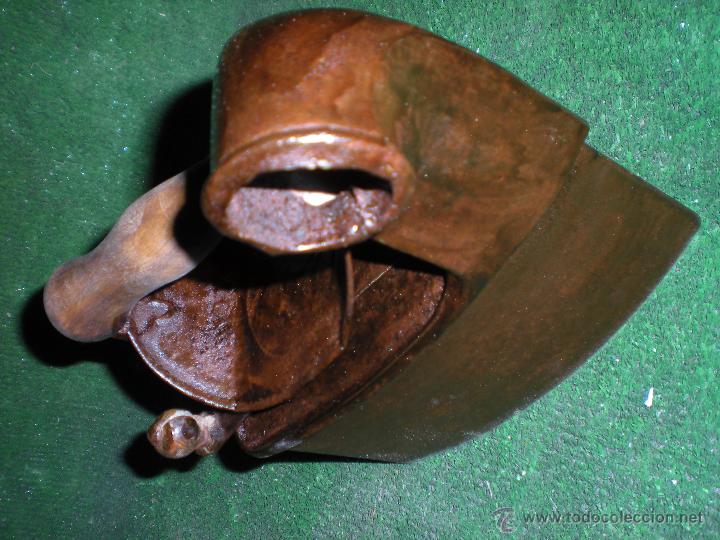 Antig&uuml;edades: Plancha carb&oacute;n mango de madera 22x10x20cm - Foto 3