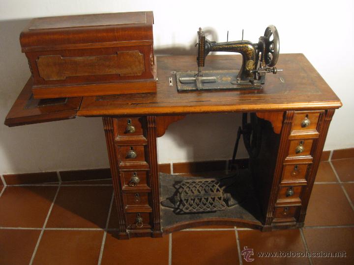 Antig&uuml;edades: M&aacute;quina de coser pieza &uacute;nica - Foto 1