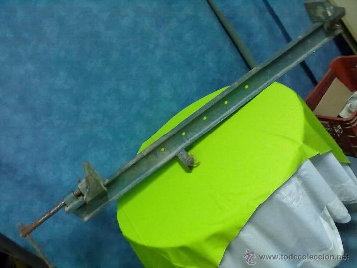 Antig&uuml;edades: TORNILLO GATO SARGENTO DE MESA EN HIERRO - Foto 1