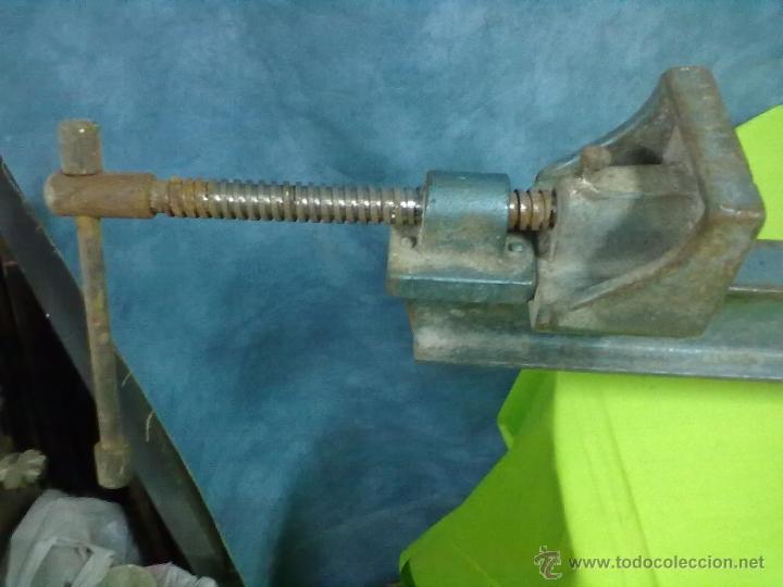 Antig&uuml;edades: TORNILLO GATO SARGENTO DE MESA EN HIERRO - Foto 2