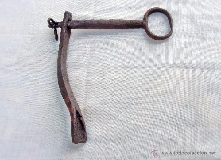 Antig&uuml;edades: TRABA, PESTILLO DE PUERTA, PORTALON ETC. - Foto 1