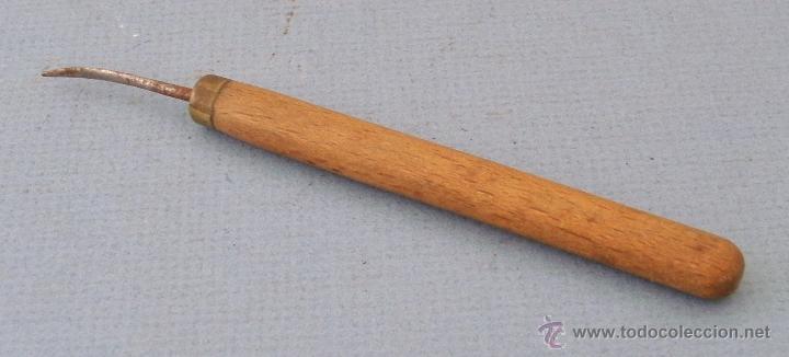 Antig&uuml;edades: punzon curvado con mango de madera y laton (14cm aprox) - Foto 1