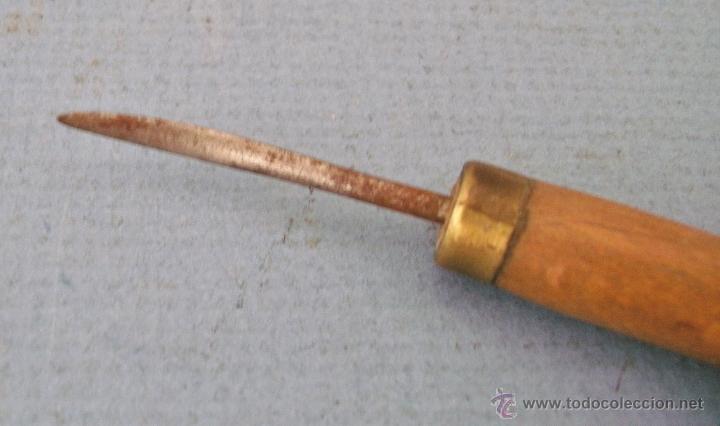 Antig&uuml;edades: punzon curvado con mango de madera y laton (14cm aprox) - Foto 2