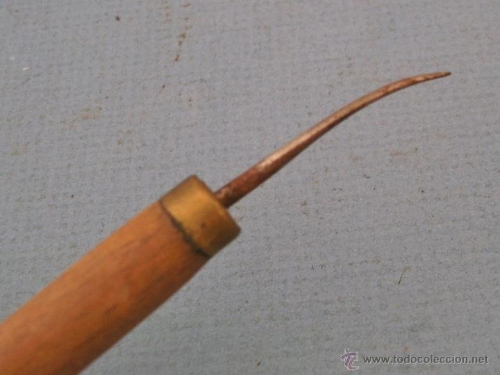 Antig&uuml;edades: punzon curvado con mango de madera y laton (14cm aprox) - Foto 3