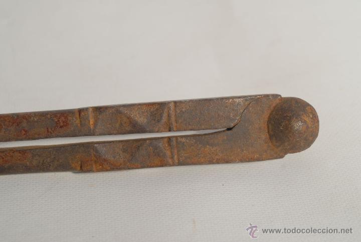 Antig&uuml;edades: Comp&aacute;s de hierro forjado. Tiene marcado LPM. - Foto 3
