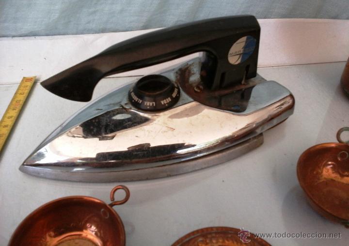 Antig&uuml;edades: VIEJA PLANCHA EL&Eacute;CTRICA+ OBJETOS DE REGALO - Foto 2