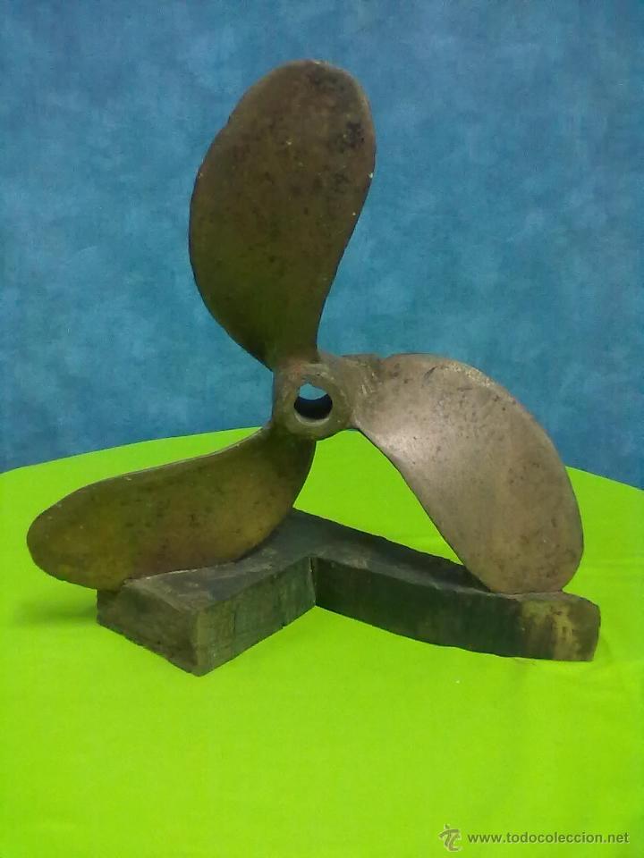 Antig&uuml;edades: HELICE BRONCE SOBRE BASE ROBLE - Foto 1