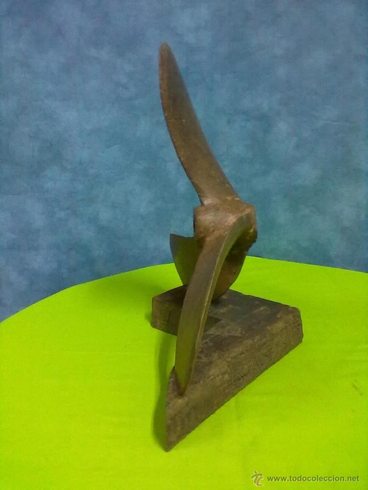 Antig&uuml;edades: HELICE BRONCE SOBRE BASE ROBLE - Foto 2