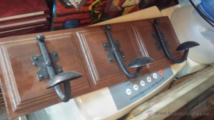 Antig&uuml;edades: Antiguo perchero en madera y forja - Foto 1