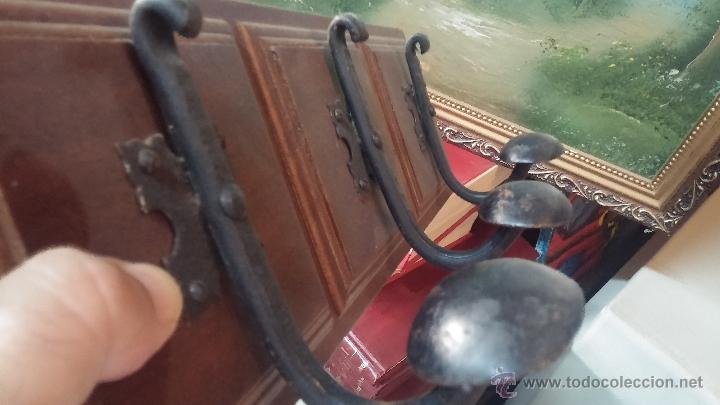 Antig&uuml;edades: Antiguo perchero en madera y forja - Foto 2