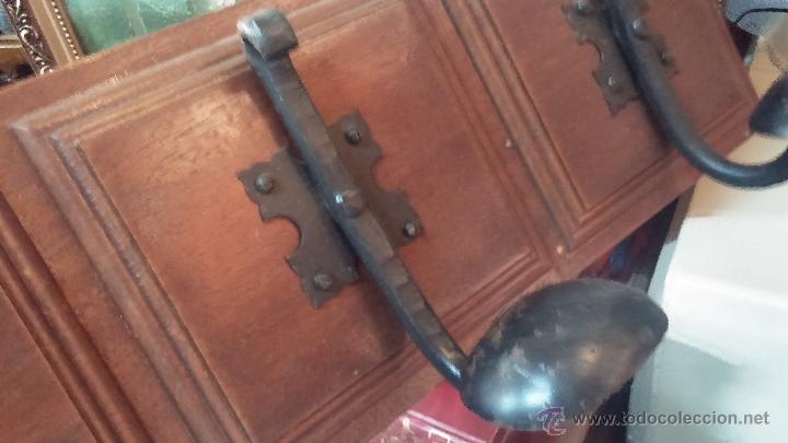 Antig&uuml;edades: Antiguo perchero en madera y forja - Foto 3