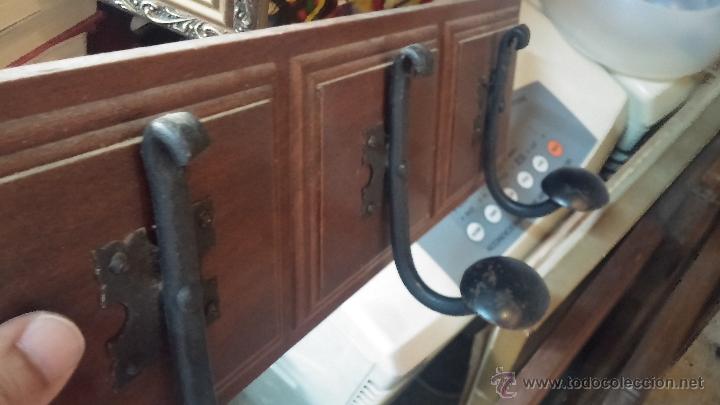 Antig&uuml;edades: Antiguo perchero en madera y forja - Foto 6