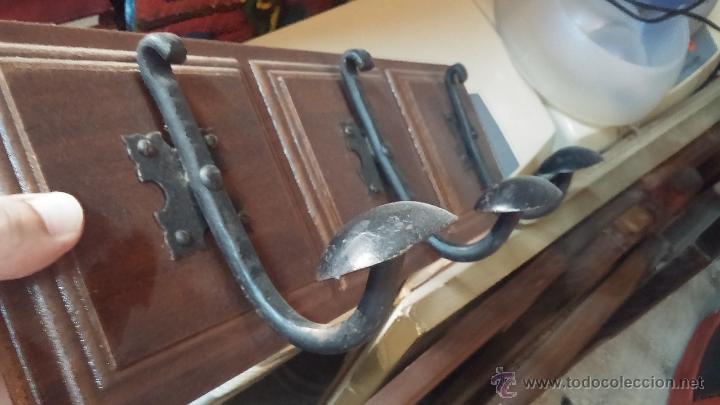 Antig&uuml;edades: Antiguo perchero en madera y forja - Foto 7