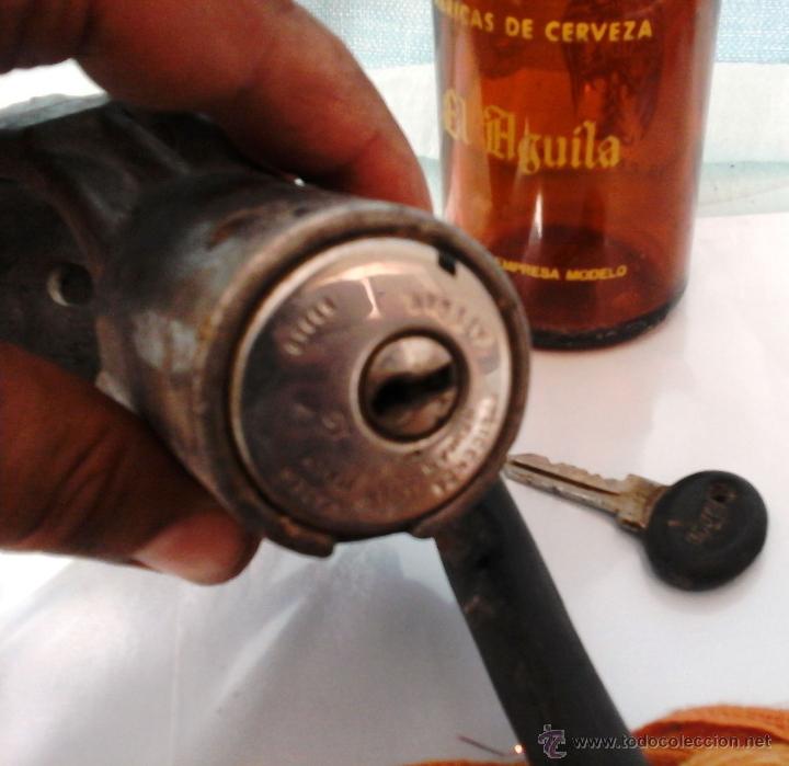 Antig&uuml;edades: CIERRE DE REMOLQUE VIEJO. CON SU LLAVE. PARA REUTILIZAR - Foto 3