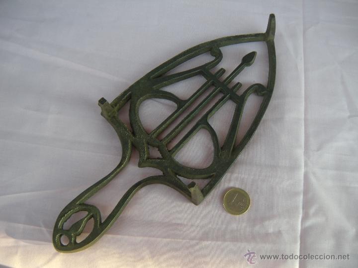 Antig&uuml;edades: ANTIGUO PIE DE PLANCHA CON LIRA - Foto 3
