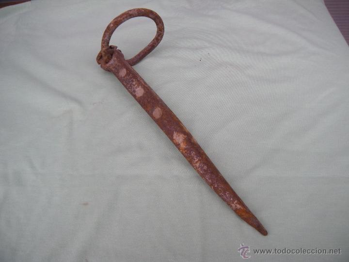 Antig&uuml;edades: ANTIGUO CLAVO DE FORJA CON ANILLA. - Foto 1