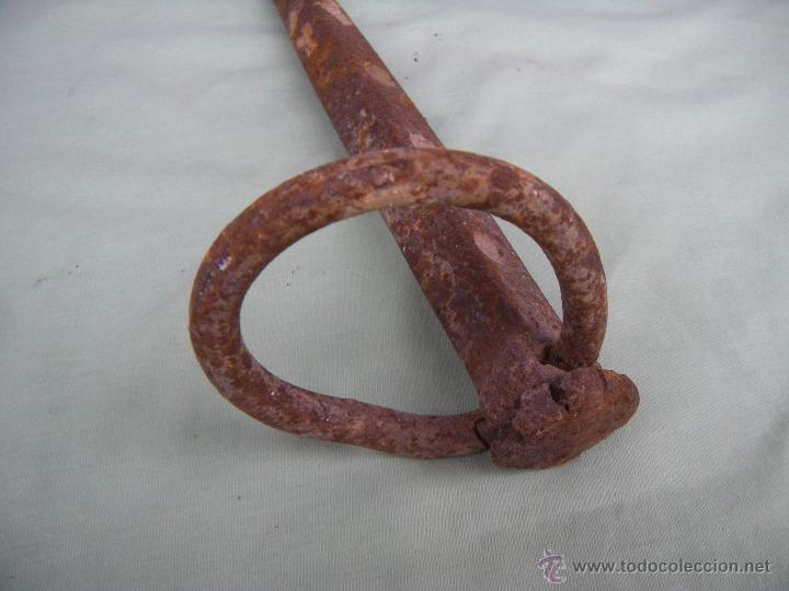 Antig&uuml;edades: ANTIGUO CLAVO DE FORJA CON ANILLA. - Foto 4