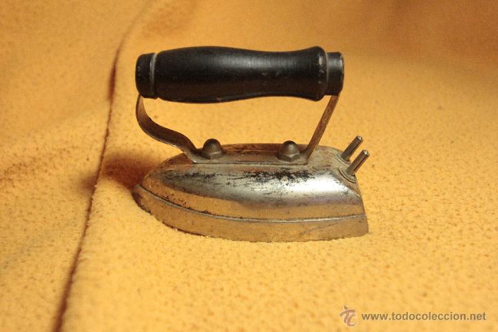 Antig&uuml;edades: peque&ntilde;a plancha electrica, 10cm - Foto 1