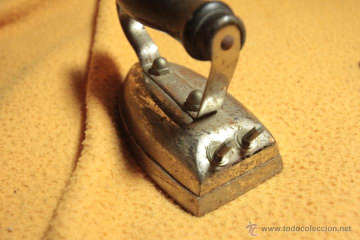 Antig&uuml;edades: peque&ntilde;a plancha electrica, 10cm - Foto 3