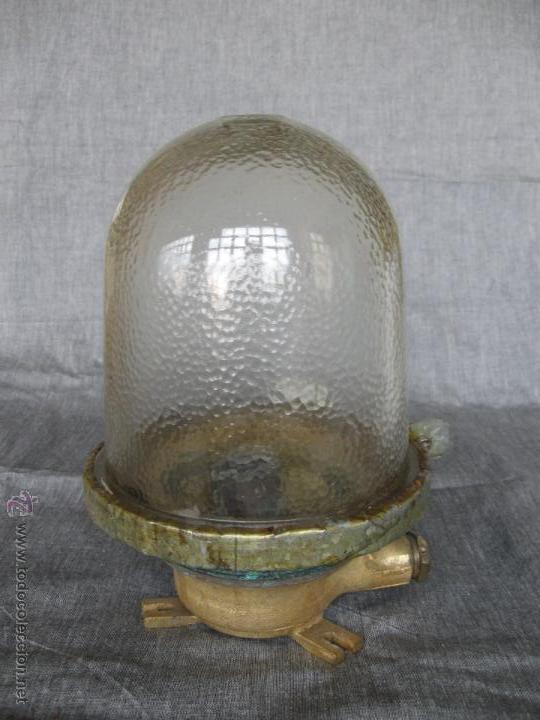 Antig&uuml;edades: Farol de barco. Bronce y cristal. - Foto 1