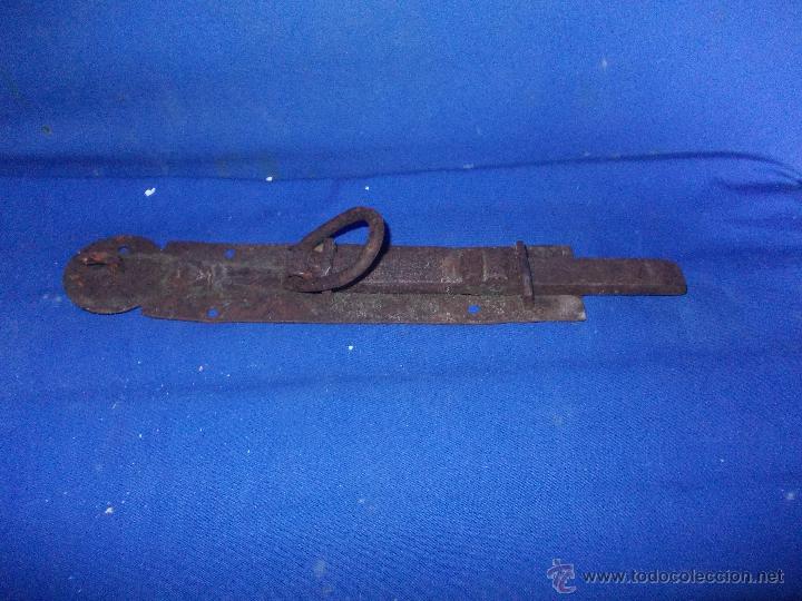 Antig&uuml;edades: pestillo de puerta antiguo - Foto 2