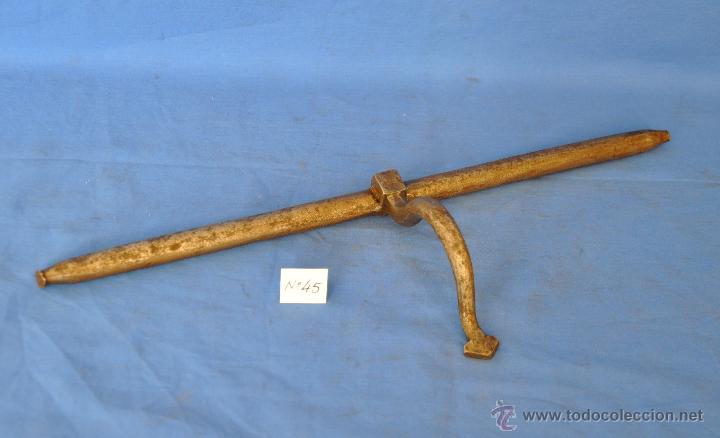Antig&uuml;edades: Pestillo o cerrojo antiguo de forja de 39 cms. - Foto 1