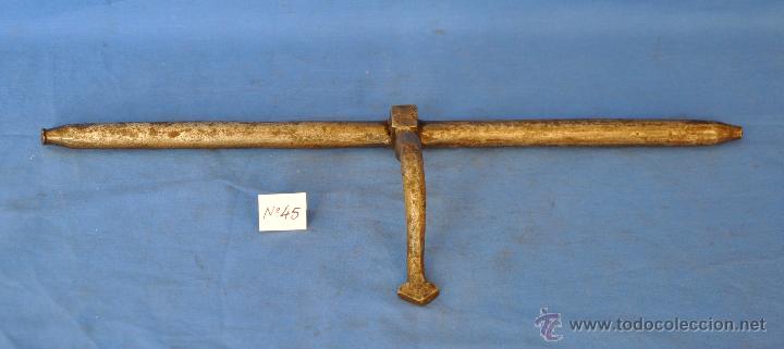 Antig&uuml;edades: Pestillo o cerrojo antiguo de forja de 39 cms. - Foto 2
