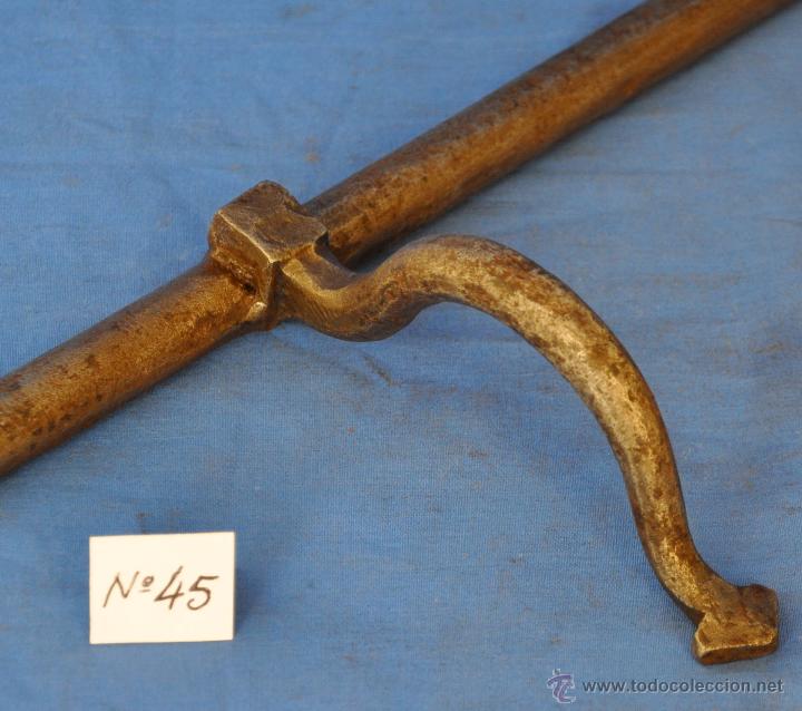 Antig&uuml;edades: Pestillo o cerrojo antiguo de forja de 39 cms. - Foto 3