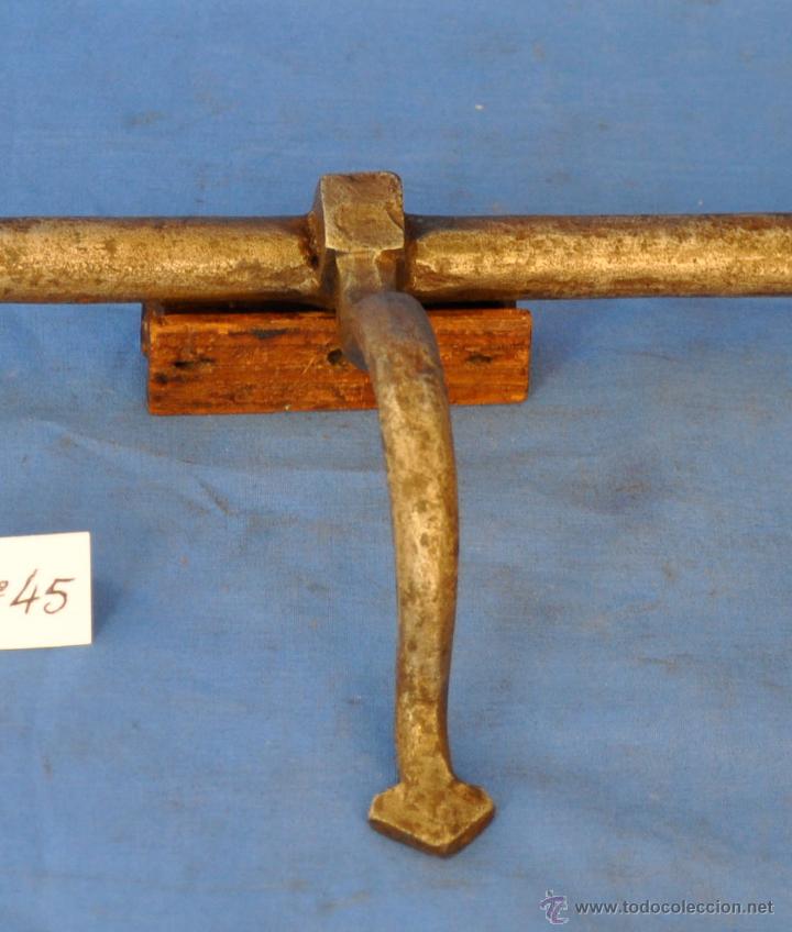 Antig&uuml;edades: Pestillo o cerrojo antiguo de forja de 39 cms. - Foto 4