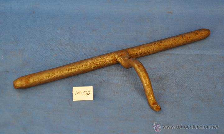 Antig&uuml;edades: Pestillo o cerrojo antiguo de forja de 29 cms. - Foto 1