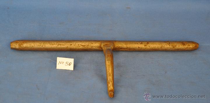 Antig&uuml;edades: Pestillo o cerrojo antiguo de forja de 29 cms. - Foto 2