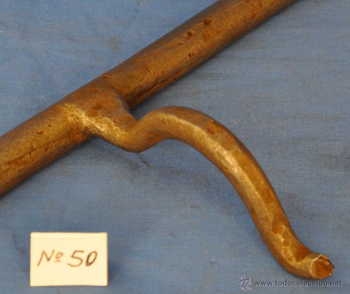 Antig&uuml;edades: Pestillo o cerrojo antiguo de forja de 29 cms. - Foto 3