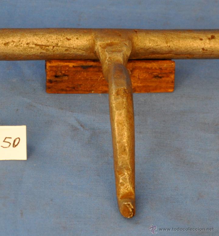 Antig&uuml;edades: Pestillo o cerrojo antiguo de forja de 29 cms. - Foto 4