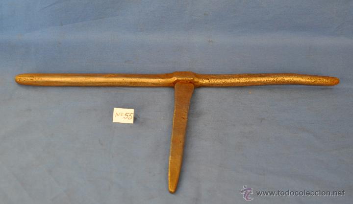 Antig&uuml;edades: Pestillo o cerrojo antiguo de forja de 40 cms. - Foto 1
