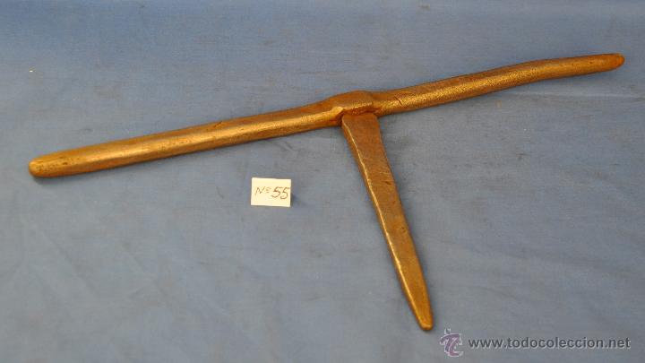 Antig&uuml;edades: Pestillo o cerrojo antiguo de forja de 40 cms. - Foto 2