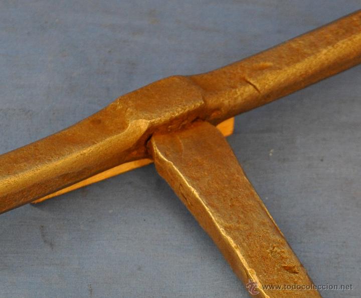 Antig&uuml;edades: Pestillo o cerrojo antiguo de forja de 40 cms. - Foto 3