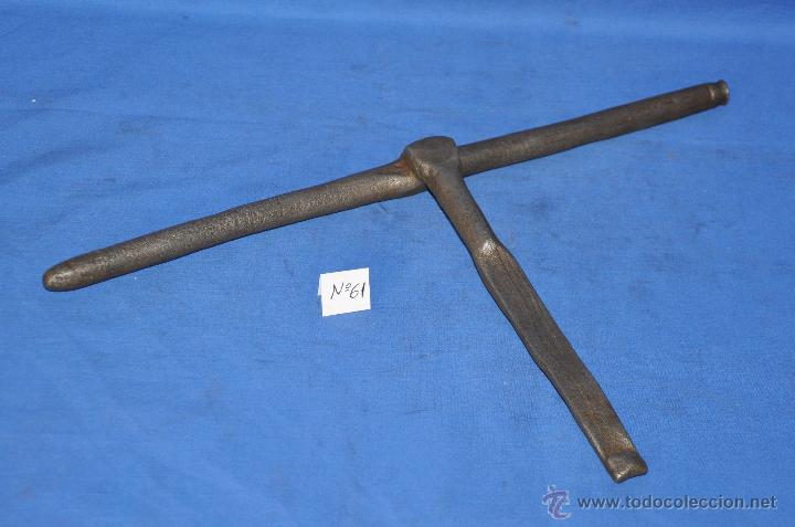 Antig&uuml;edades: Pestillo o cerrojo antiguo de forja de 35 cms. - Foto 1