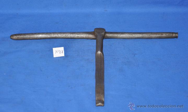 Antig&uuml;edades: Pestillo o cerrojo antiguo de forja de 35 cms. - Foto 2
