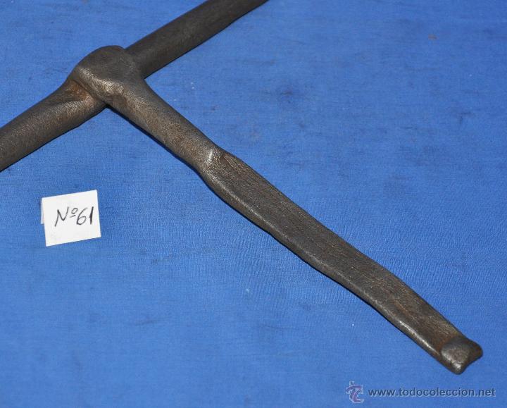 Antig&uuml;edades: Pestillo o cerrojo antiguo de forja de 35 cms. - Foto 3