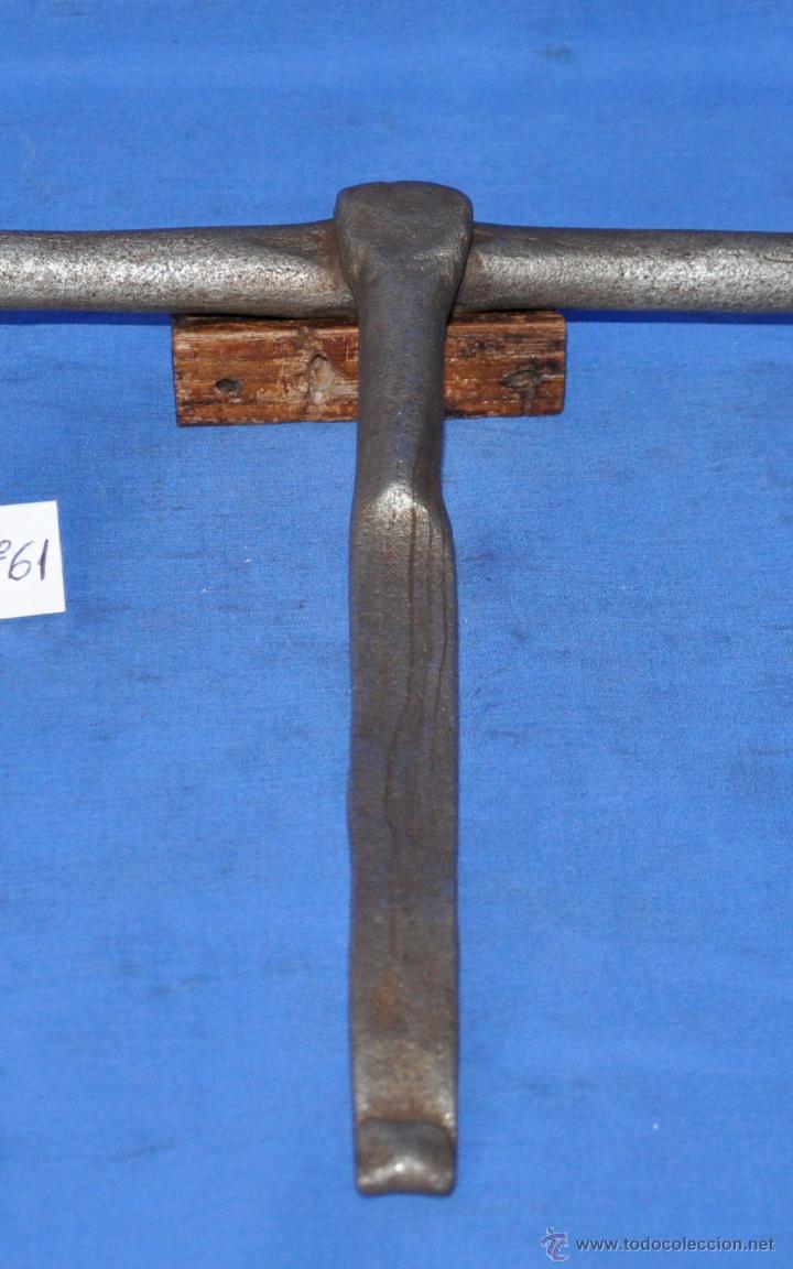 Antig&uuml;edades: Pestillo o cerrojo antiguo de forja de 35 cms. - Foto 4