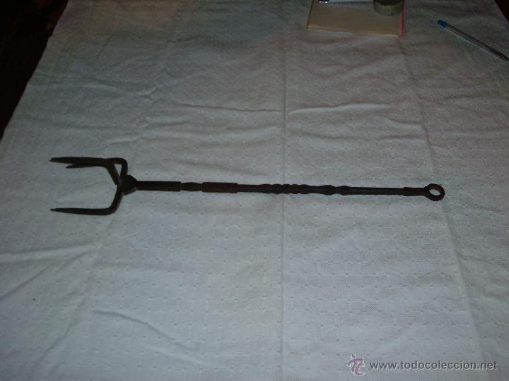 Antig&uuml;edades: Antiguo Tridente en Hierro para tostadas 47,5cm - Foto 1