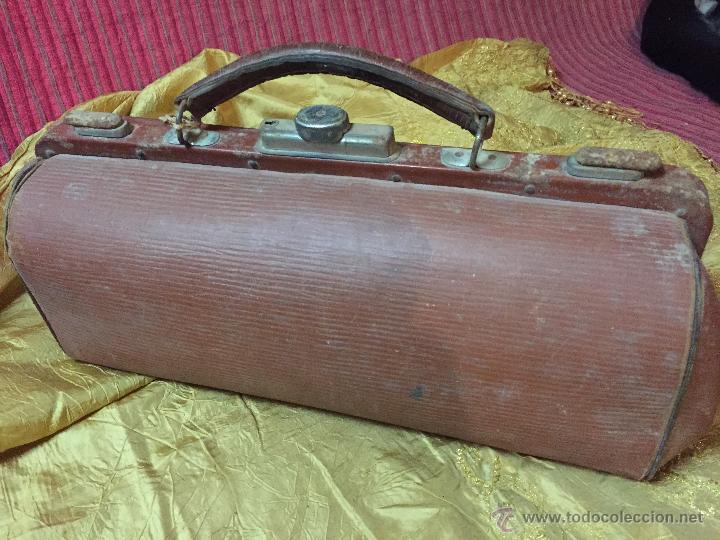 Antig&uuml;edades: Antiguo malet&iacute;n de m&eacute;dico marr&oacute;n con llave y asa - Foto 1